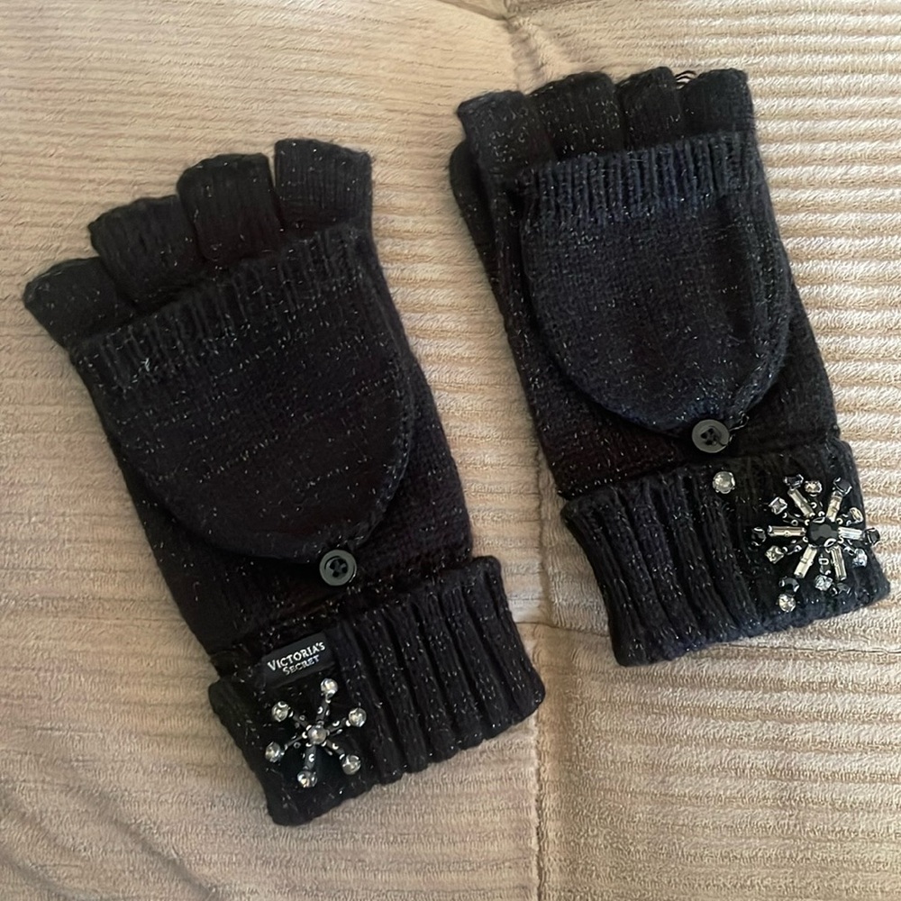 Like new! Victoria’s Secret black gloves. O/S